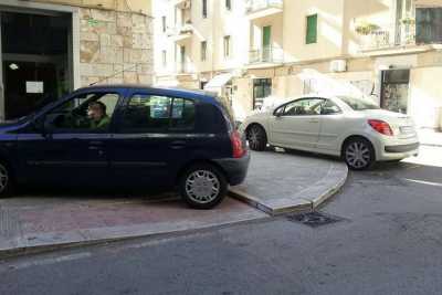 Carrassi, auto parcheggiate sugli scivoli dei disabili: il Comune si � scordato i paletti